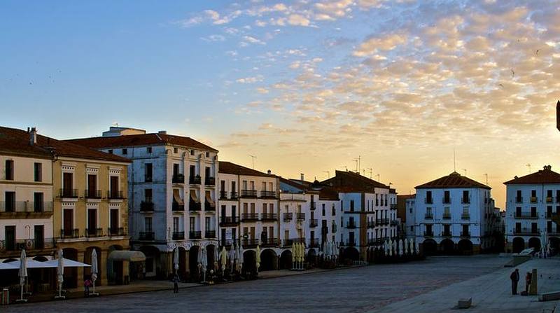 La Plaza Mayor de Cáceres al amanecer